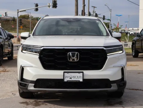 Photos of 2025 Honda Pilot Touring for sale in Kansas City, MO at Jay Wolfe Honda