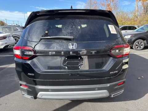 More photos of 2023 Honda Pilot Elite at Jay Wolfe Honda, MO