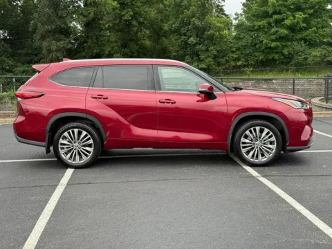 Photos of 2021 Toyota Highlander Platinum for sale in Ballwin, MO at Jay Wolfe Toyota of West County