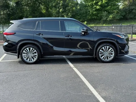 Photos of 2022 Toyota Highlander Platinum for sale in Ballwin, MO at Jay Wolfe Toyota of West County