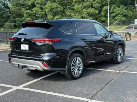 Another view of 2022 Toyota Highlander Platinum for sale in Ballwin, MO at Jay Wolfe Toyota of West County