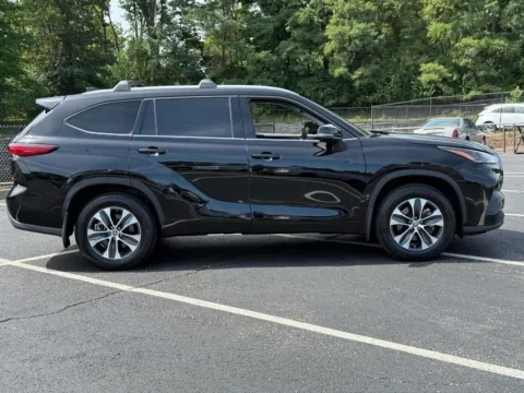 Photos of 2022 Toyota Highlander XLE for sale in Ballwin, MO at Jay Wolfe Toyota of West County