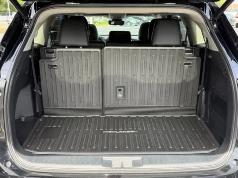 More photos of 2022 Toyota Highlander XLE at Jay Wolfe Toyota of West County, MO