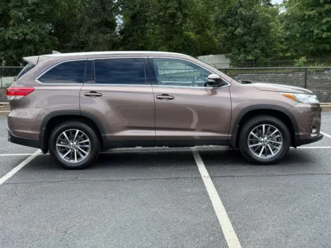 Photos of 2019 Toyota Highlander XLE for sale in Ballwin, MO at Jay Wolfe Toyota of West County