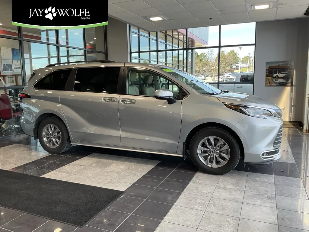 2022 Toyota Sienna XLE for sale in Kansas City, MO