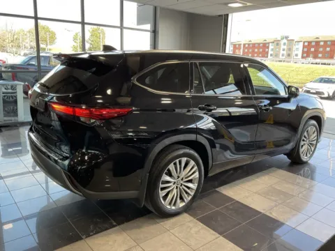 More photos of 2024 Toyota Highlander Platinum at Jay Wolfe Toyota, MO