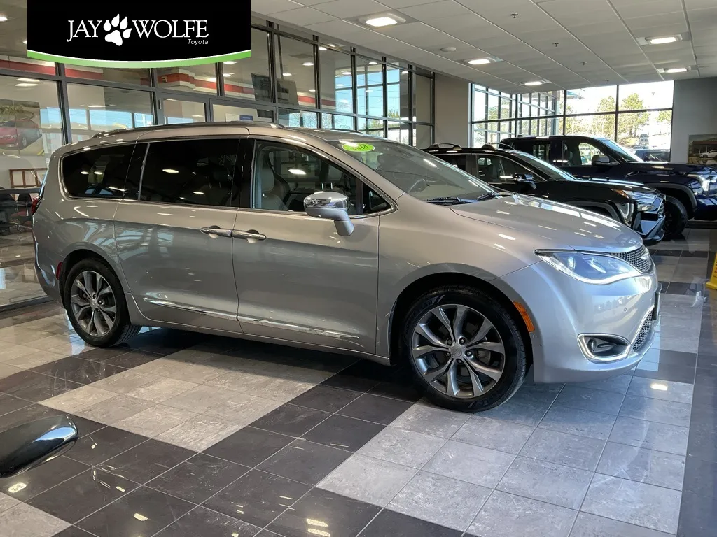 Silver 2018 Chrysler Pacifica Limited for sale in Kansas City, MO