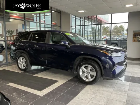 Gray 2023 Toyota Highlander L for sale in Kansas City, MO