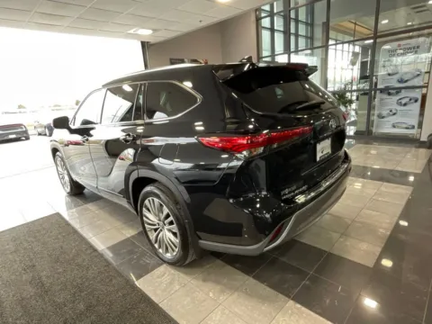 More photos of 2022 Toyota Highlander Hybrid Platinum at Jay Wolfe Toyota, MO