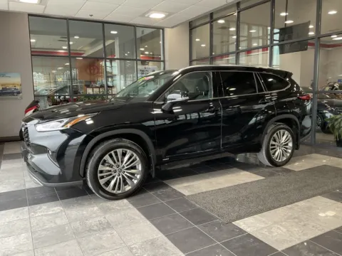 Another view of 2022 Toyota Highlander Hybrid Platinum for sale in Kansas City, MO at Jay Wolfe Toyota