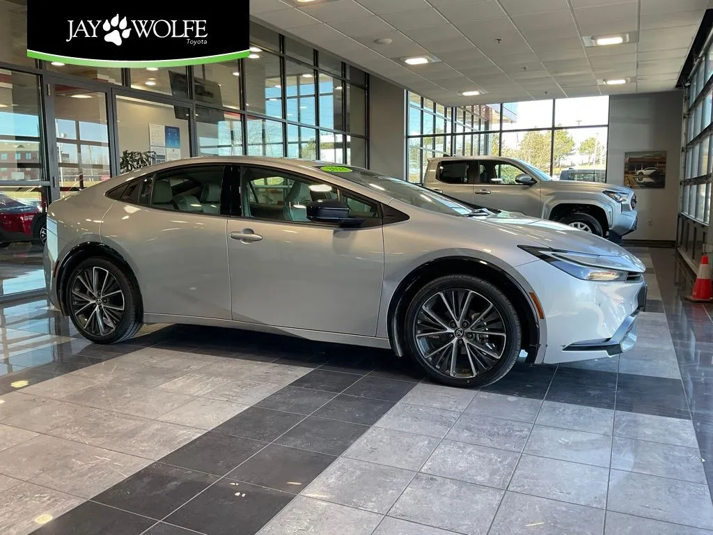 Gray 2023 Toyota Prius XLE for sale in Kansas City, MO