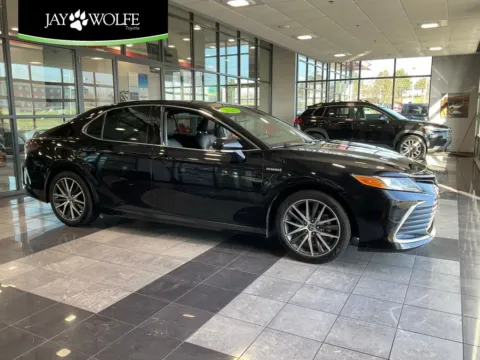 Black 2021 Toyota Camry Hybrid XLE for sale in Kansas City, MO