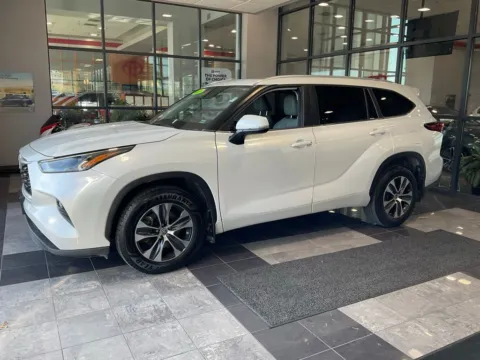 Another view of 2023 Toyota Highlander XLE for sale in Kansas City, MO at Jay Wolfe Toyota