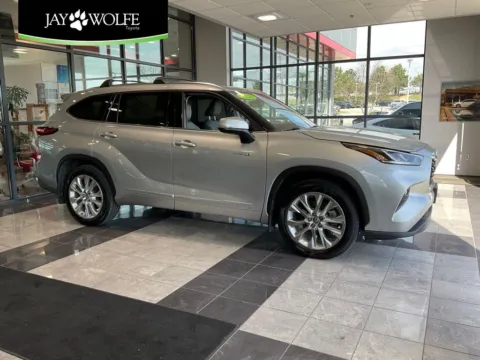 Silver 2021 Toyota Highlander Hybrid Limited for sale in Kansas City, MO