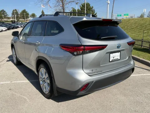 More photos of 2021 Toyota Highlander Hybrid Limited at Jay Wolfe Toyota, MO