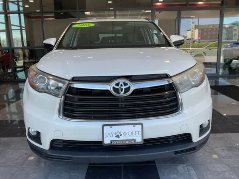 Photos of 2016 Toyota Highlander XLE V6 for sale in Kansas City, MO at Jay Wolfe Toyota