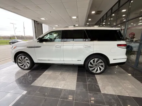 More photos of 2023 Lincoln Navigator Reserve at Jay Wolfe Toyota, MO