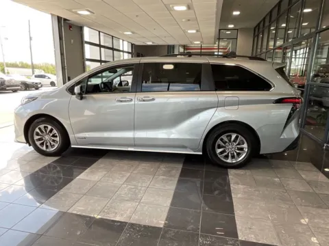 More photos of 2021 Toyota Sienna XLE at Jay Wolfe Toyota, MO