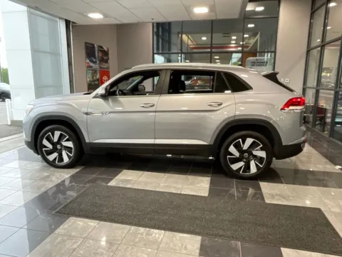 More photos of 2025 Volkswagen Atlas Cross Sport 2.0T SE w/Technology at Jay Wolfe Toyota, MO
