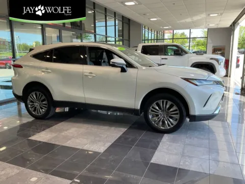 White 2022 Toyota Venza Limited for sale in Kansas City, MO