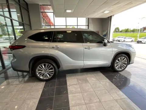 More photos of 2023 Toyota Highlander Platinum at Jay Wolfe Toyota, MO