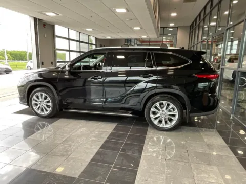 More photos of 2023 Toyota Highlander Hybrid Limited at Jay Wolfe Toyota, MO