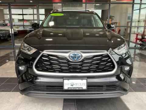 Photos of 2023 Toyota Highlander Hybrid Limited for sale in Kansas City, MO at Jay Wolfe Toyota