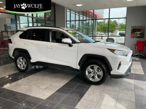 White 2020 Toyota RAV4 XLE for sale in Kansas City, MO