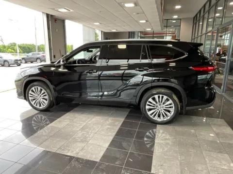More photos of 2023 Toyota Highlander Platinum at Jay Wolfe Toyota, MO