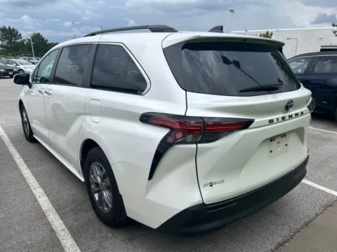 More photos of 2021 Toyota Sienna XLE at Jay Wolfe Toyota, MO