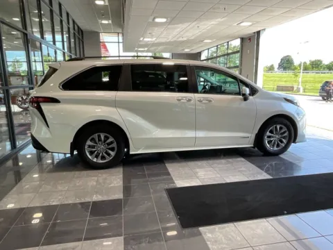 More photos of 2021 Toyota Sienna XLE at Jay Wolfe Toyota, MO