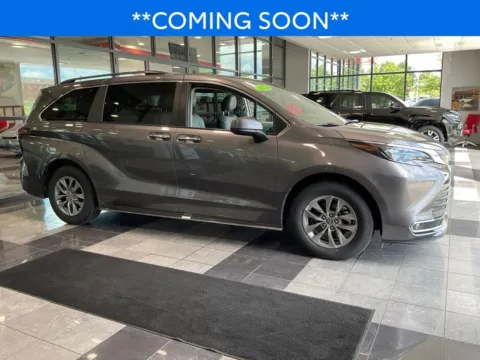 Gray 2024 Toyota Sienna XLE for sale in Kansas City, MO