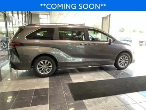 More photos of 2024 Toyota Sienna XLE at Jay Wolfe Toyota, MO