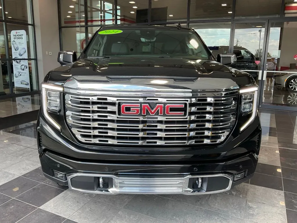 GMC Sierra photo 2