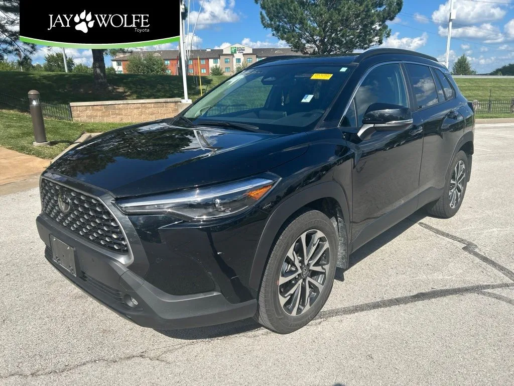 Black 2023 Toyota Corolla Cross XLE for sale in Kansas City, MO