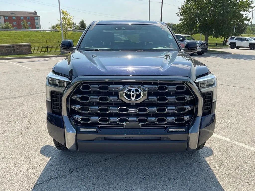 Toyota Tundra photo 2