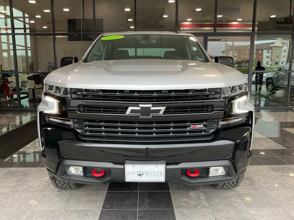 Chevrolet Silverado photo 2