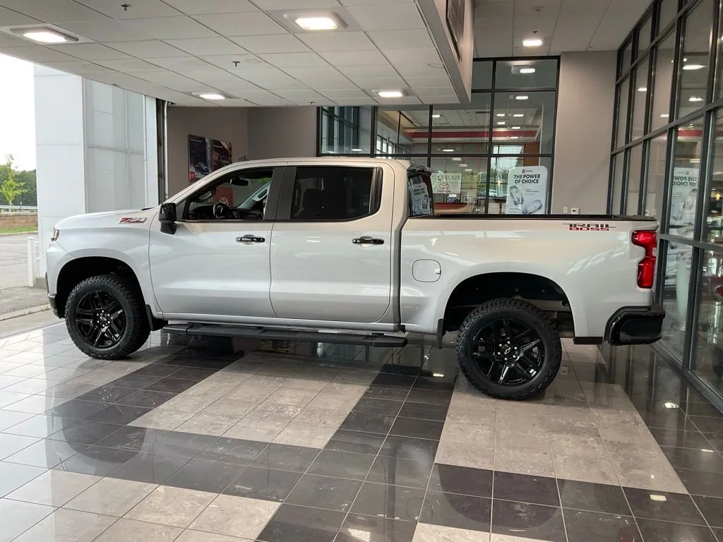 Chevrolet Silverado photo 3