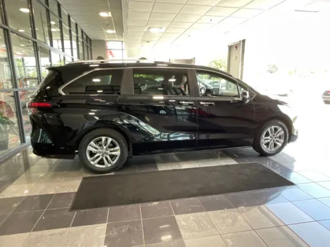 More photos of 2024 Toyota Sienna Limited at Jay Wolfe Toyota, MO