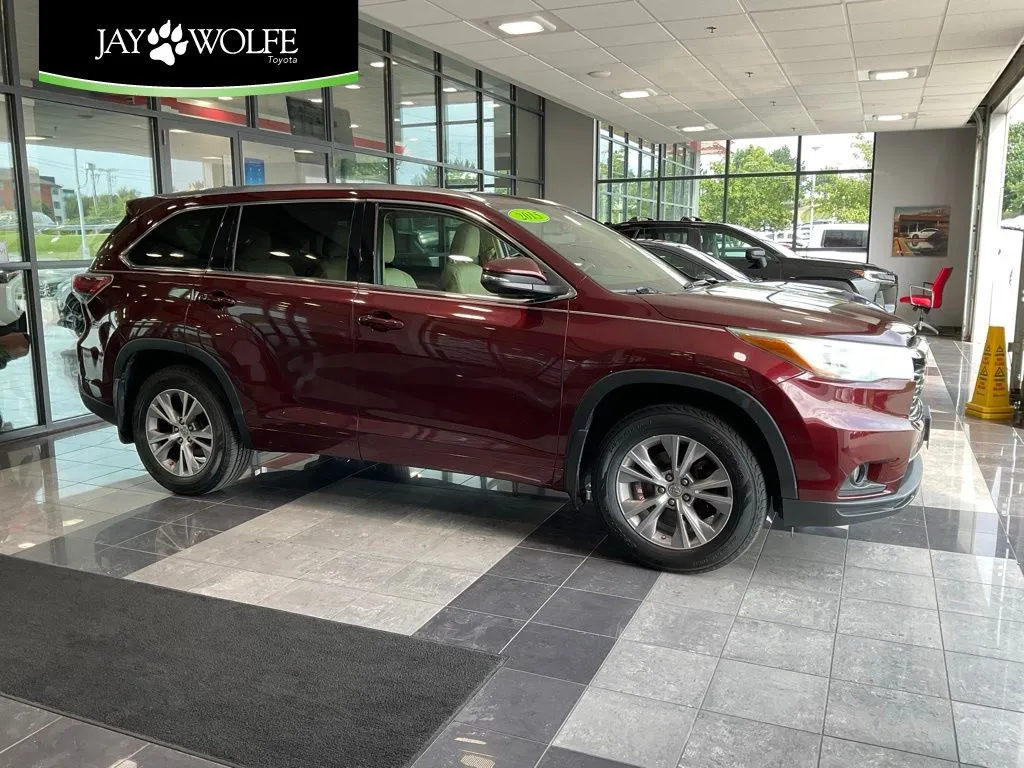 Red 2015 Toyota Highlander XLE V6 for sale in Kansas City, MO