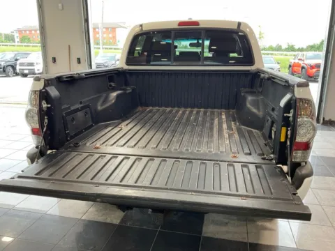 More photos of 2009 Toyota Tacoma PreRunner at Jay Wolfe Toyota, MO