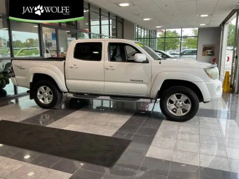 White 2009 Toyota Tacoma PreRunner for sale in Kansas City, MO