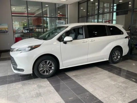 Another view of 2025 Toyota Sienna LE for sale in Kansas City, MO at Jay Wolfe Toyota