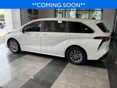 More photos of 2025 Toyota Sienna LE at Jay Wolfe Toyota, MO