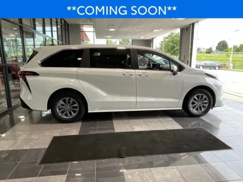 More photos of 2025 Toyota Sienna LE at Jay Wolfe Toyota, MO