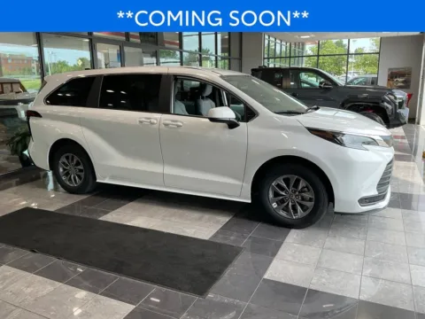 White 2025 Toyota Sienna LE for sale in Kansas City, MO