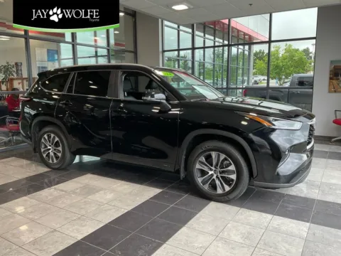 Black 2024 Toyota Highlander XLE for sale in Kansas City, MO