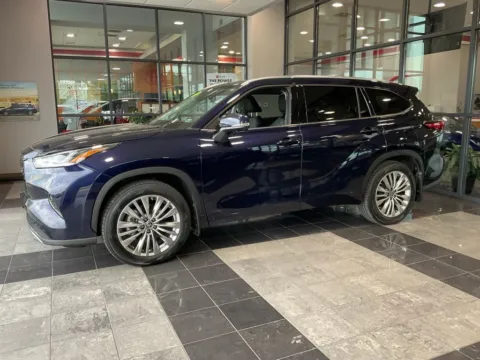 Another view of 2023 Toyota Highlander Hybrid Platinum for sale in Kansas City, MO at Jay Wolfe Toyota