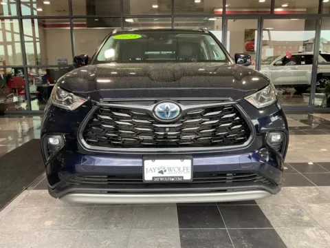 Photos of 2023 Toyota Highlander Hybrid Platinum for sale in Kansas City, MO at Jay Wolfe Toyota