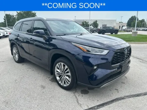Another view of 2023 Toyota Highlander Hybrid Platinum for sale in Kansas City, MO at Jay Wolfe Toyota